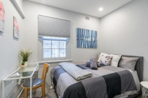 Chic Double Room - AC - Next to Central Station - Nearby CBD USYD UTS Top Viewed Bistros - Shared Bathroom Sydney